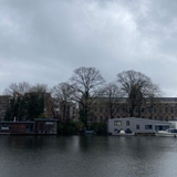 Een woonboot aan de Oosteburgergracht te Amsterdam